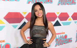 年輕女性穿著黑色禮服在TeenNick Halo Awards紅地毯上微笑。 — 貝琪·G 壁紙