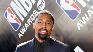 穿西裝的男子在NBA Awards活動中微笑。 — 酷籃球 壁紙