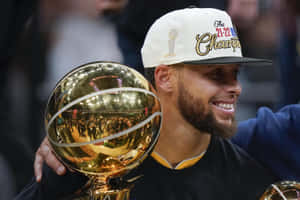 籃球運動員戴著冠軍帽微笑舉起NBA冠軍獎盃。 — 科比· Bryant 壁紙