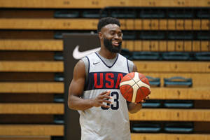美國籃球運動員在體育館中手持籃球微笑。 — 酷籃球 壁紙