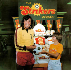 足球員與男孩在Strikers Locker商品展示架前拿著球。 — 足球 壁紙