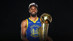 金州勇士球員面帶喜悅地手持NBA冠軍獎盃。 — 酷籃球 壁紙
