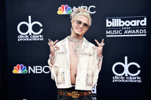 身穿鑲有寶石白色外套的男子在Billboard音樂獎上擺姿勢。 — Lil peep 動態圖 壁紙