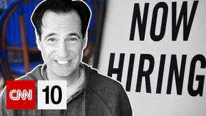 微笑男子站在帶有CNN 10標誌的「now hiring」標誌旁。 — 有線電視新聞網 壁紙