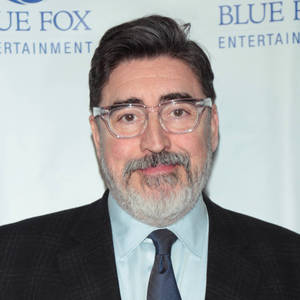 在Blue Fox Entertainment活動中穿西裝戴眼鏡的男子。 — 電影 壁紙