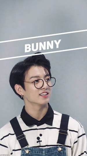 戴眼鏡、身穿條紋襯衫的年輕男子微笑，上方有「BUNNY」文字。 — 可愛的防彈少年團 壁紙