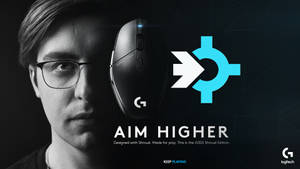 戴眼鏡的玩家在Logitech遊戲滑鼠旁邊，標語為「Aim Higher」。 — 米奇老鼠 壁紙