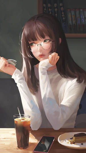 一位戴眼鏡的年輕女性在室內享用甜點和冰咖啡。 — 咖啡美學 壁紙