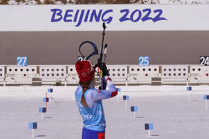 2022年北京冬奧會上冬季兩項運動員用步槍瞄準目標 — 運動 壁紙