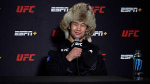 UFC拳手戴著毛帽在記者會上發言。 — 運動 壁紙