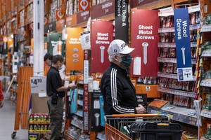 戴著口罩的男子在商店通道選購五金用品 — 好市多 壁紙