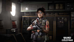 戴眼罩的女兵在軍用房間裡手持步槍。 — 決勝時刻黑色行動冷戰 壁紙