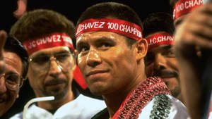 拳擊手 J.C. Chavez 與戴著相配紅色頭帶的粉絲一起慶祝勝利。