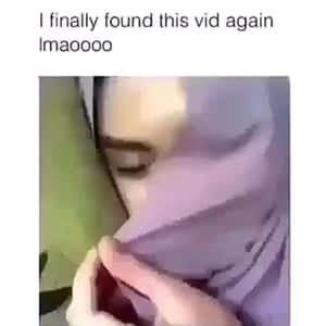 戴著紫色頭巾的人在室內拿著手機大笑。 — 大笑 壁紙