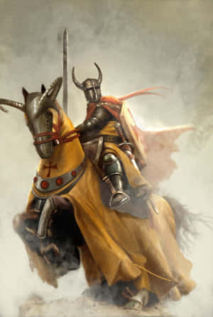 全副武裝的騎士騎著披著飄逸黃色斗篷的裝甲馬穿過迷霧。 — 戰士 壁紙