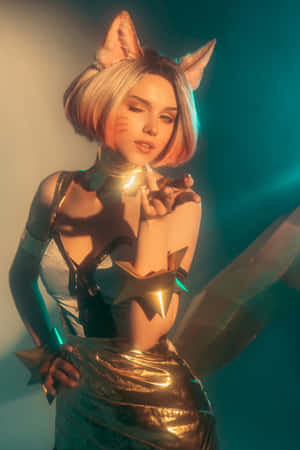 戴著貓耳和發光星星配飾的cosplayer，穿著金屬金色和藍綠色服裝。 — Oppo Pad Mini 壁紙