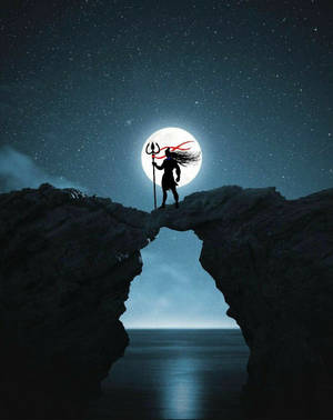 神明剪影手持三叉戟，夜晚站在岩石拱門上，下方有滿月與海洋 — 星空動畫 壁紙