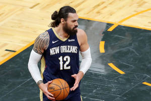 籃球運動員在比賽中於球場上持球 — 史蒂芬·亞當斯 壁紙