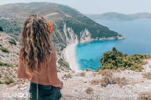 頭上戴花的女士俯瞰碧綠海灣和山脈