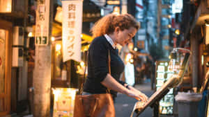 女性在霓虹燈照亮的東京小巷中彈奏街頭鋼琴 — 日本 壁紙