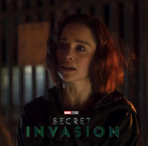 黑暗房間中的女性，帶有「Secret Invasion」文字，看起來很驚慌。 — 漫威復仇者聯盟 壁紙