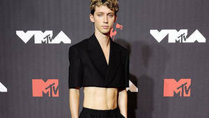年輕男子在MTV VMA活動中穿著黑色短版西裝外套和黑色褲子。 — 特洛伊·希文 壁紙