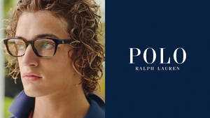 捲髮戴眼鏡的年輕男子在Polo Ralph Lauren標誌旁。 — 品牌 壁紙