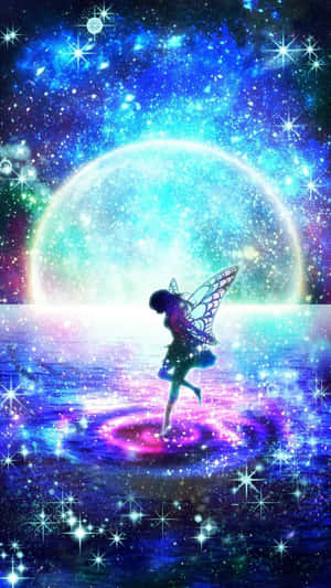 擁有翅膀的精靈在發光月亮下的宇宙漩渦上跳舞的星光星系。 — 仙女美學 壁紙