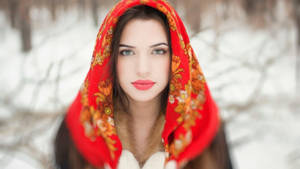 戴紅色花卉頭巾的女性站在雪地森林中 — 莫斯科 壁紙