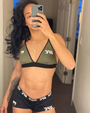 穿著UFC裝備的女性在室內對著鏡子自拍 — 健身 壁紙