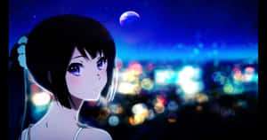 動漫女孩在繁星點點的夜空下看著發光的城市燈光，伴隨著一彎新月。 — 可愛動漫頭貼 GIF 壁紙