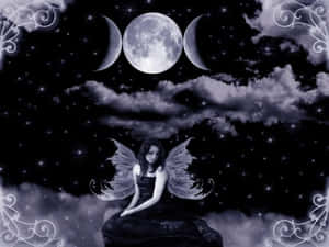 擁有裝飾性翅膀的仙女坐在雲端上，下方是三個月亮和星星的夜空。 — 魔法森林 壁紙