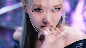 一位在紫色燈光下，擁有鉑金色頭髮和大膽妝容的迷人女性。 — 可愛粉色女孩 壁紙