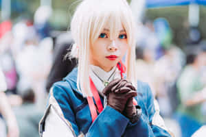 一位金髮藍眼的角色扮演者，穿著藍白服裝和棕色手套。 — 日本動漫 壁紙