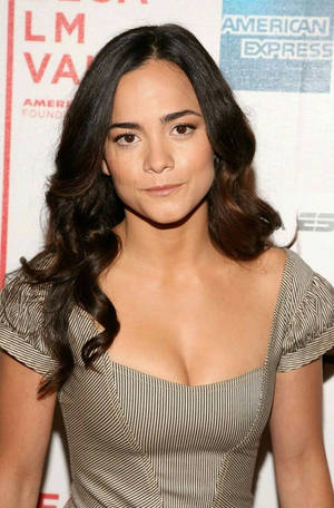 在電影活動中穿著條紋連衣裙並帶有品牌背景的女性。 — 克拉拉·鮑 壁紙