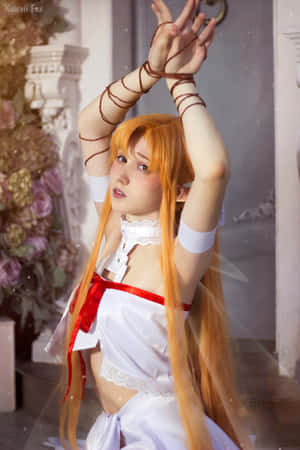 身穿帶有紅色蝴蝶結的白色連衣裙的cosplayer舉起雙臂擺姿勢。 — iPhone Duo 壁紙