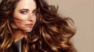 在工作室肖像中，一位擁有被風吹起的棕色頭髮和藍色眼睛的女性。 — 深綠色系動畫 壁紙