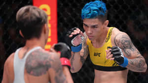藍髮刺青女MMA拳手在籠中面對對手。 — 終極格鬥冠軍賽 壁紙