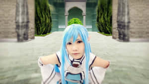 動漫風格的角色扮演者，藍色頭髮和精靈耳朵，身穿白色服裝，靠近石拱門。 — 刀劍神域 壁紙