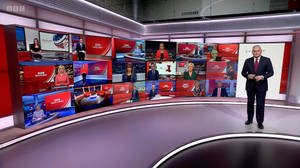 BBC新聞主播在多個視訊螢幕的高科技攝影棚中進行播報。 — 螢幕 壁紙