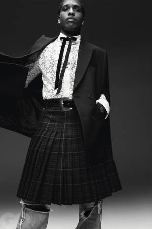 一位穿著裙子和西裝外套的人為時尚照片擺姿勢。 — ASAP Rocky 壁紙