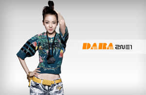 K-pop 藝人 Dara 穿著熱帶印花短版上衣和鉚釘腰帶擺姿勢。 — 可愛動漫女孩 壁紙
