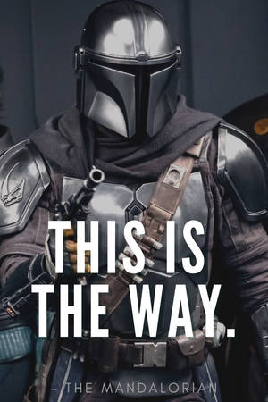 身穿全套盔甲的曼達洛戰士，文字疊加「THIS IS THE WAY。」 — 曼達洛人 壁紙