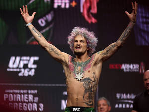 UFC拳手，彩色頭髮和刺青，在稱重時慶祝勝利。 — 桌面 壁紙