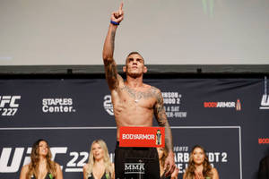 UFC拳手在稱重活動中豎起一根手指作為勝利手勢。 — 3:2 壁紙