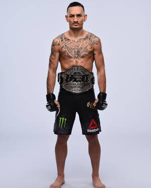 一位有刺青的男性MMA拳手在攝影棚中手持冠軍腰帶。 — 運動 壁紙
