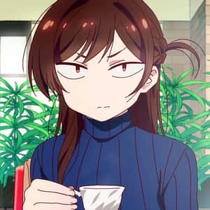 動漫女孩帶著憤怒的表情，在室內綠色植物附近手持茶杯。 — Q版動漫 壁紙
