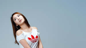 年輕女性穿著白色Adidas T恤，紅色標誌，在攝影棚擺姿勢 — 模特兒 壁紙