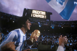 阿根廷足球運動員與揮舞旗幟的球迷慶祝世界盃勝利。 — FIFA 世界盃 壁紙