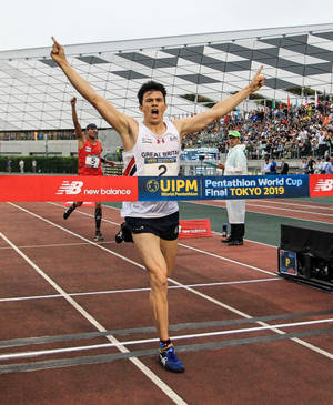 英國現代五項運動員慶祝在東京2019世界盃衝過終點線。 — 運動 壁紙